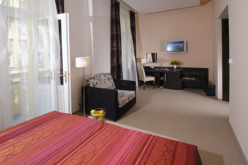 อีเอ โฮเทล มาเนส Hotel ปราก ภายนอก รูปภาพ